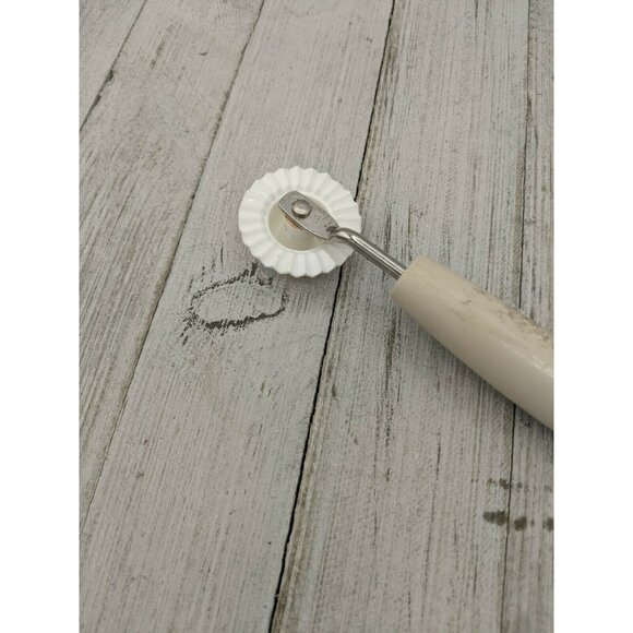 Decorating Tool Metal Plastic Decorator Garnish Tool 6 1/4" - Picture 2 of 6